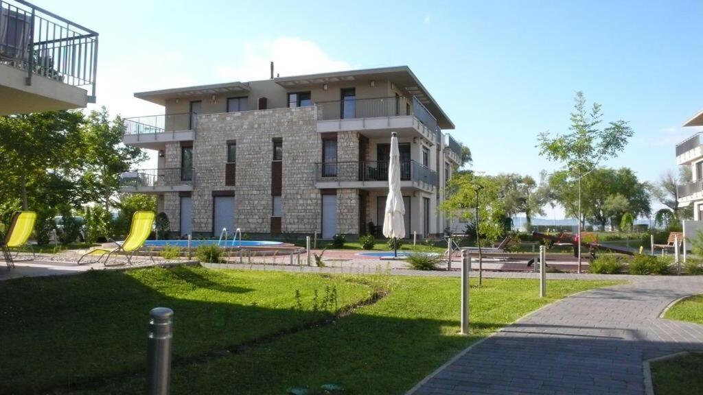 Lakeside Luxury Apartment Замарди Экстерьер фото